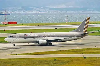 An Asiana Boeing 737-400. This airplane has the old paint-job.