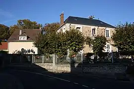 The town hall and school in Janvry