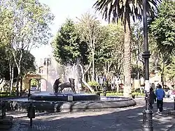 Fountain depicting the drinking coyotes that gave the town its name at the Jardín Centenario