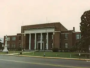 Neshoba County courthouse and Confederate Monument in Philadelphia