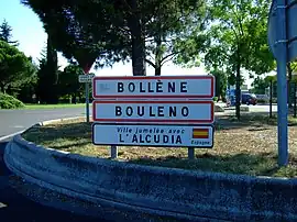 Entrance of Bollène. The 2nd sign shows the town name in Provençal. The 3rd one its town twinning.