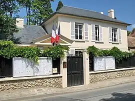 The town hall in Le Val-Saint-Germain