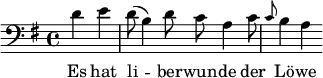 { \time 4/4 \clef bass \key g \major \partial 2 \relative d' { d4 e | d8( b4) d8 c a4 c8 | \grace c8 b4 a } \addlyrics { Es hat li -- ber -- wun -- de der Lö -- we } }